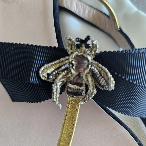 Gucci Women's Black and Gold Sandals - Picture 5 of 5